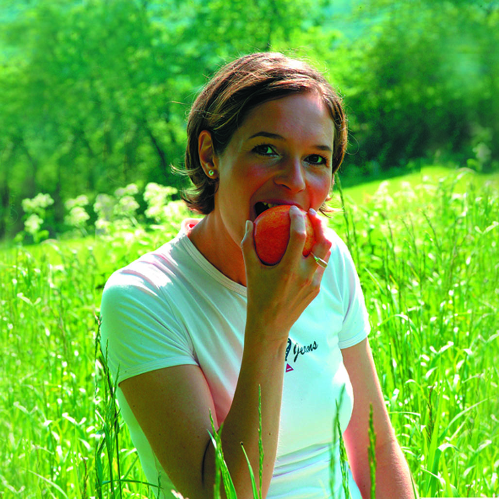 Mujer saludable comiendo una manzana